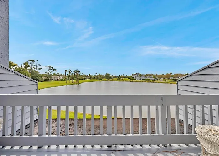 Beachy Vibes - 2Br W Lake Views & Screened Sunroom