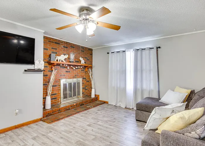Quiet & Cozy Rembert Home ~ 9 Mi To Air Force Base