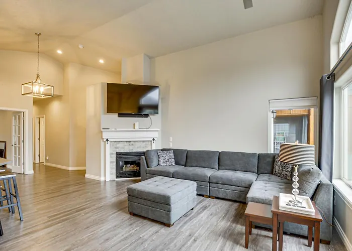 3 Mi To Dtwn Salem: Cozy Gem W/ Sunroom!