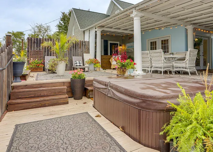 2 Mi To Dtwn: Charming Sandusky Getaway W/ Hot Tub