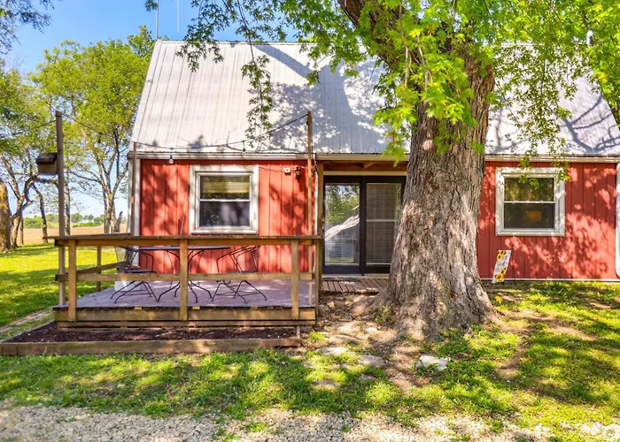 Countryside Escape 14 Mi To Milford & Geary Lakes!