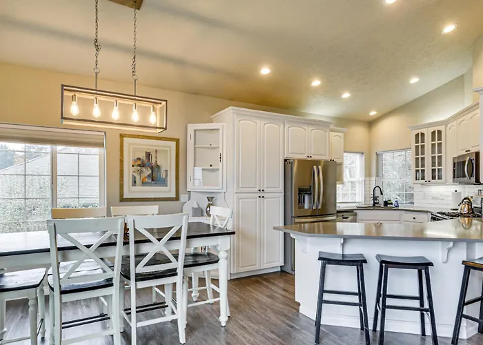 3 Mi To Dtwn Salem: Cozy Gem W/ Sunroom!