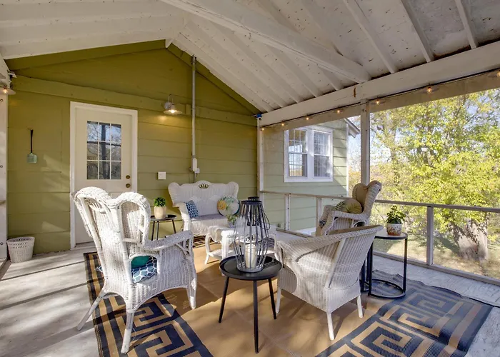 2 Mi To Downtown: 4Br Country Home Near K-State