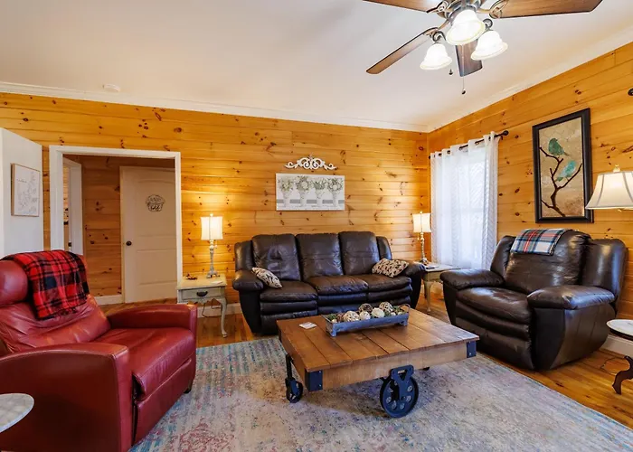 Bird House - Hot Tub, Large Yard, Horses Nearby
