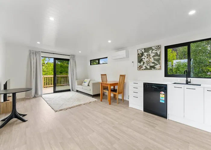 Deckside Escape - Lake Taupo Holiday Home