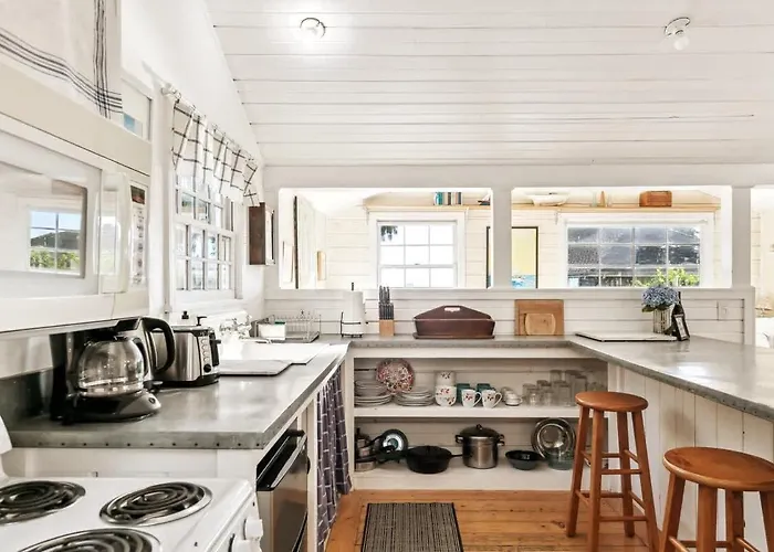 Charming Beach Cottage With Ocean Views & Sauna