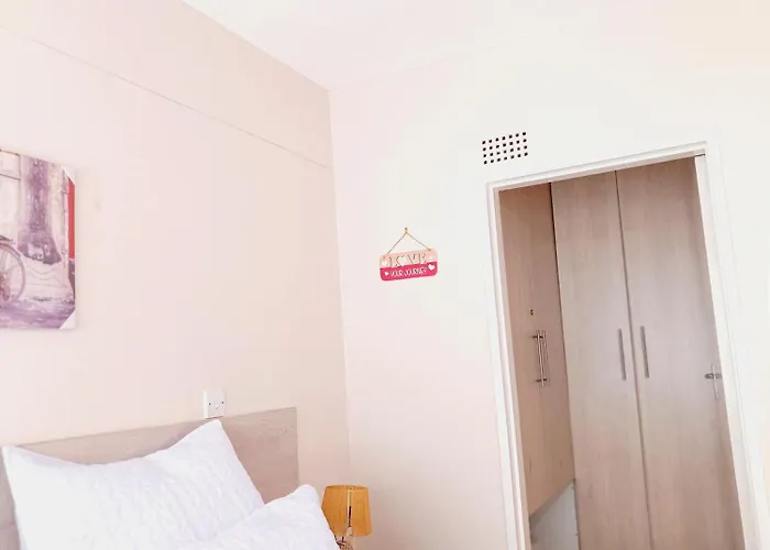 New 1 Bed Apartment 3Mins Walk To Shops, Extra King Bed
