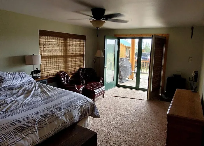 Beautiful Cabin With Fire Pit And Deck In Foxpark, Wyoming