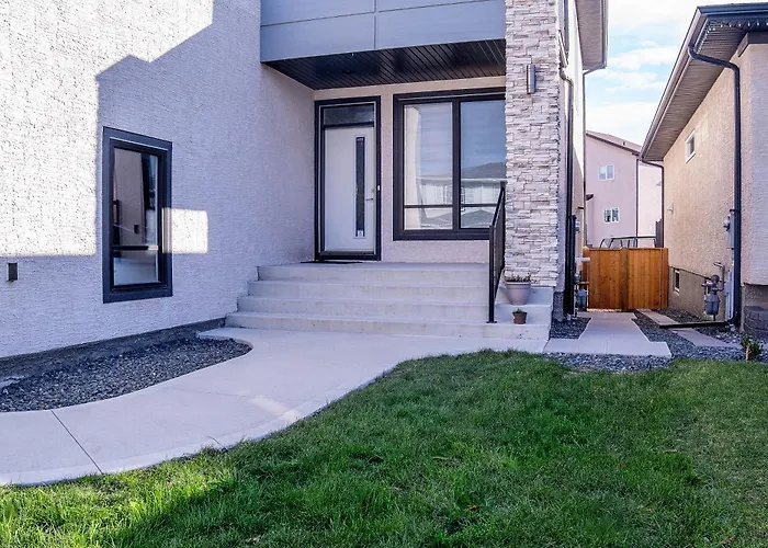 Beautiful Brand New 2Br Suite With Private Entrance And Free On-Site Parking