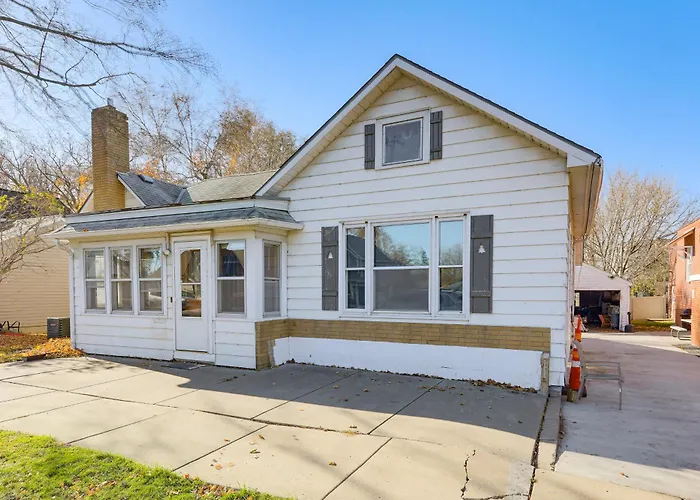 Steps To Shore! Pet-Friendly Lake Waconia Getaway