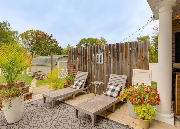 2 Mi To Dtwn: Charming Sandusky Getaway W/ Hot Tub