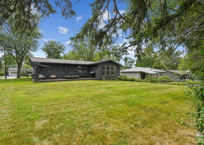 Backyard On Melrose - Walk To Kinnick & Hospital