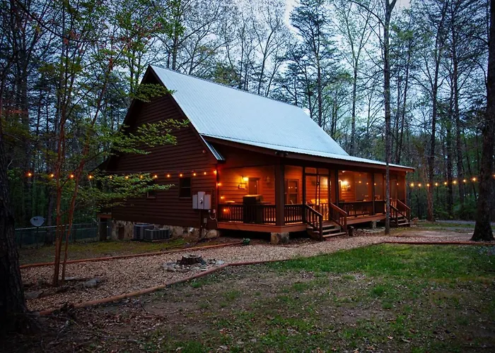 Secluded Cabin - Games, Fire Pit, Hot Tub, Pet Ok