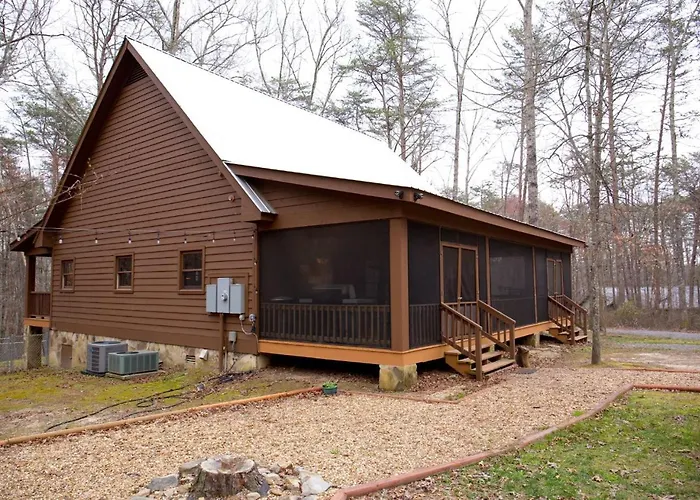 Secluded Cabin - Games, Fire Pit, Hot Tub, Pet Ok