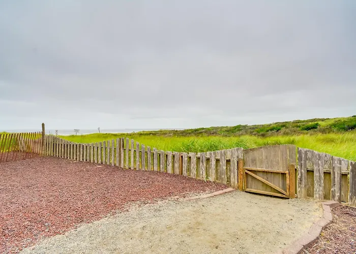 Beach Access & Community Perks! Westport Hideaway