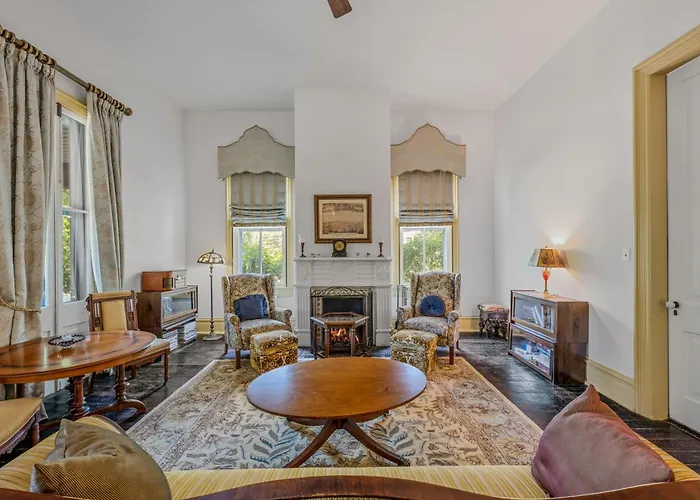The Manor - Historic Mansion, Wifi, Covered Porch, Screen Porch, King Bed, Walk To Spas, Shops & Restaurants