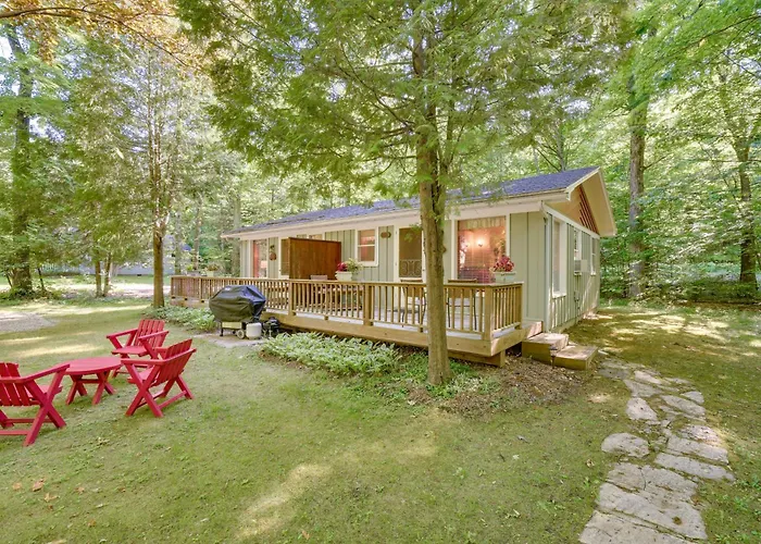 'Pine Cottage' Duplex W/ Deck: Walk To State Park!