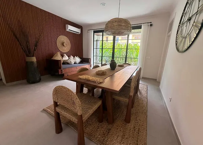 De Cinta Villa - Kuta - 6 Bedrooms - Heart Of Kuta