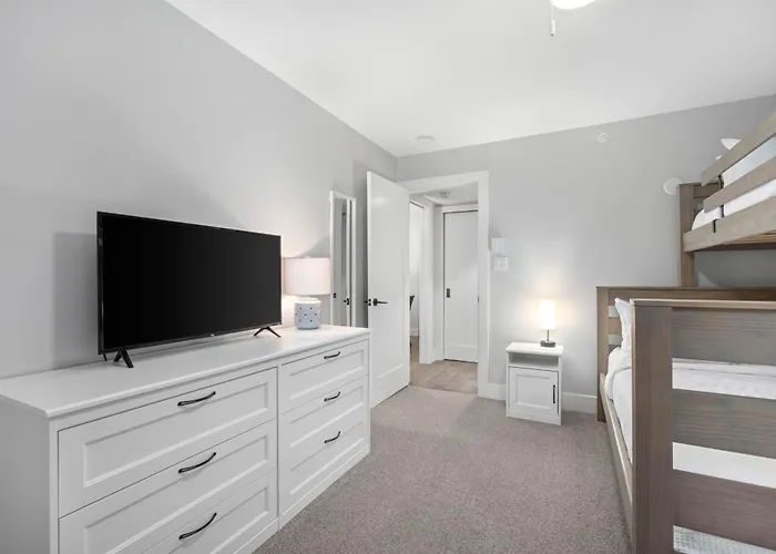 2Br | Snowberry | Wood Burning Fireplace | Modern Finishes | Parking | Ski Hill Shuttle