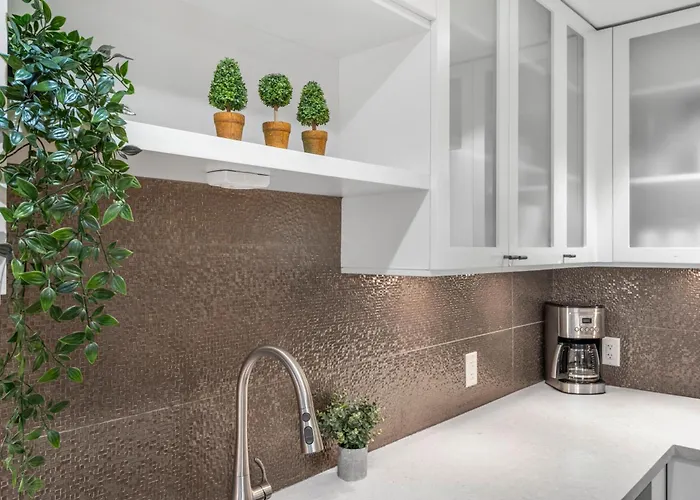 2Br | Snowberry | Wood Burning Fireplace | Modern Finishes | Parking | Ski Hill Shuttle