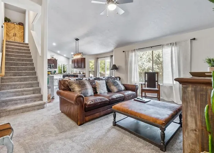 Southwestern Style 4 Bedroom Nampa Home Sleeps 16!