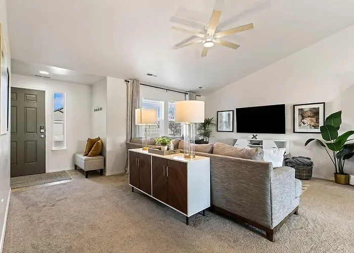 Modern Comfort Caldwell 3B2B Home Sleeps 8!