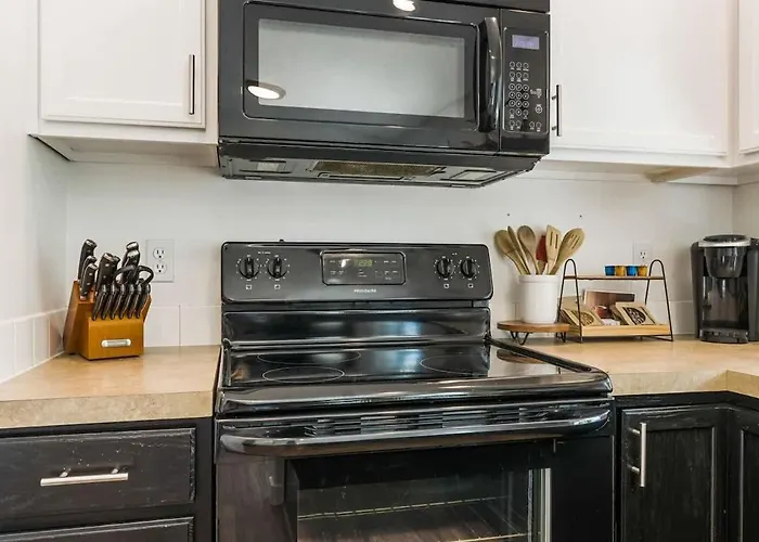 Caldwell Lux Getaway! Large Family Friendly Home
