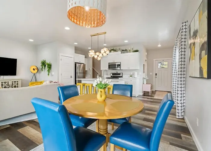 Deco Townhouse - 3 Bedroom 2 Story Private Home