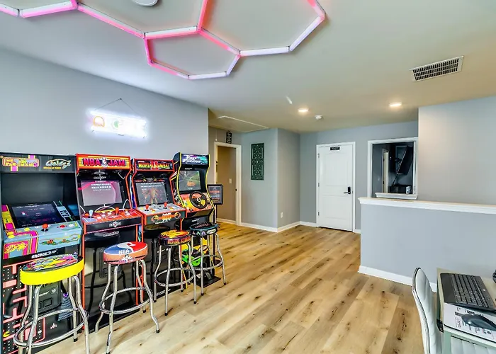Open Plan Arcade Home With Natural Hardwoods Sleeps 10