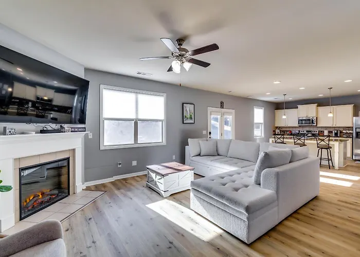 Open Plan Arcade Home With Natural Hardwoods Sleeps 10