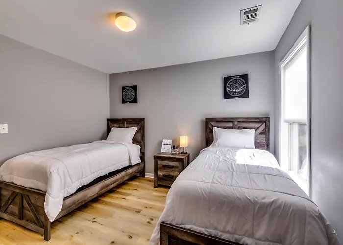Open Plan Arcade Home With Natural Hardwoods Sleeps 10