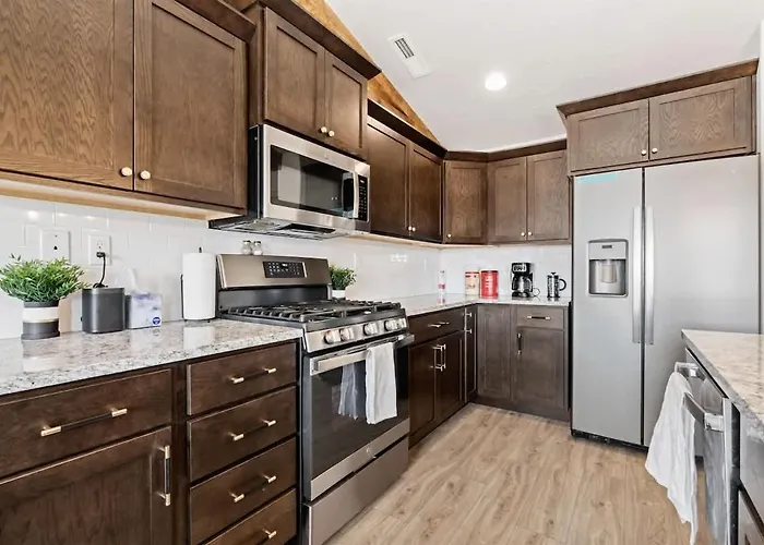 Modern Cabin Vibes, Vaulted Ceilings, Sleeps 8!