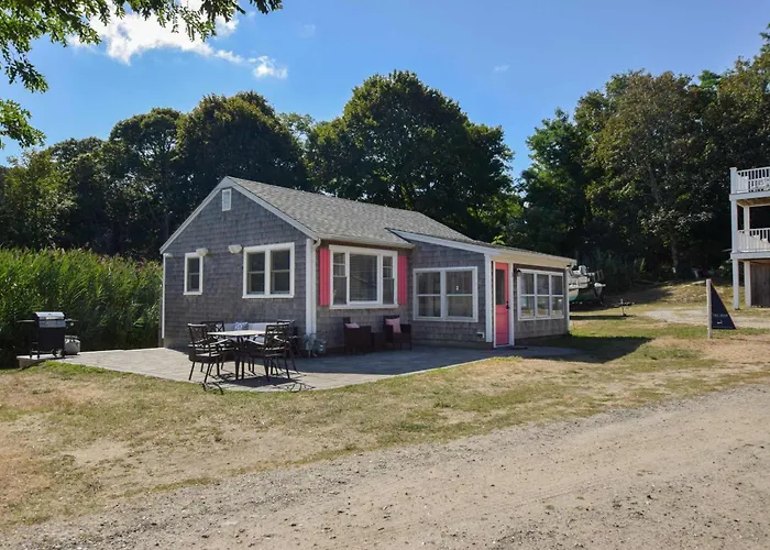 Newly Renovated Cottage On Town Cove