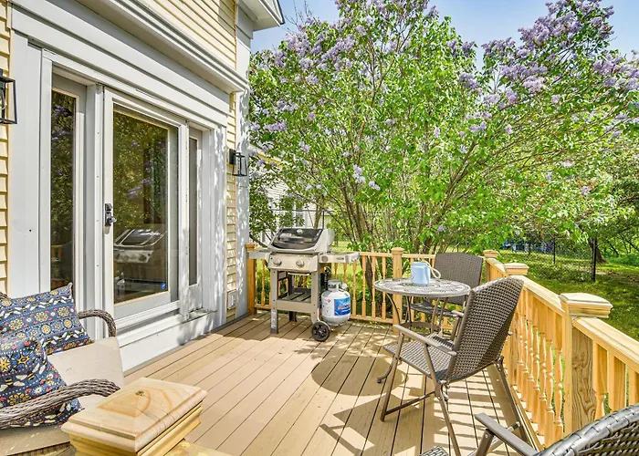 Great For Groups! Spacious Wilton Getaway W/ Deck