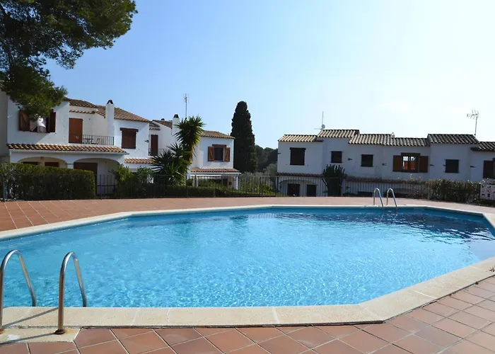 Casa con Jardín, Piscina, y Terrazas en Zona Tranquila Cerca de L'Estartit - ES-323-24