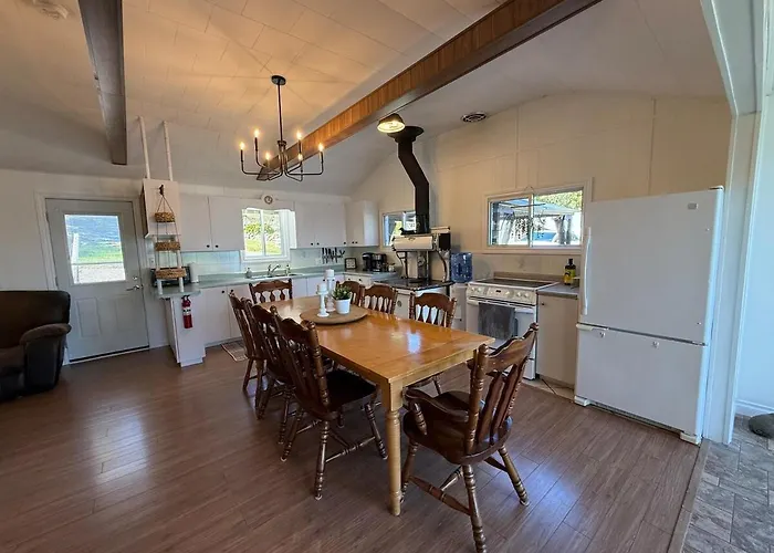 3 Bedroom Lakefront Cottage, Ofsc & Trails Nearby