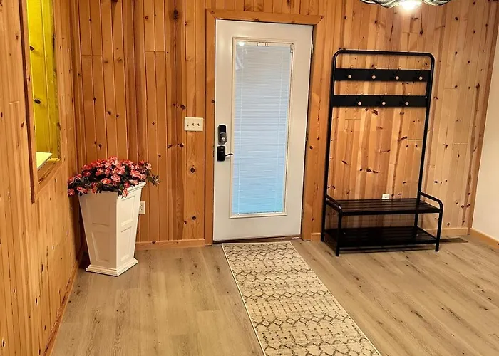 Newly Remodeled House On Cedar Lake!