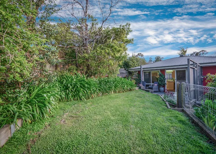Milton Village Retreat - Secluded Comfort
