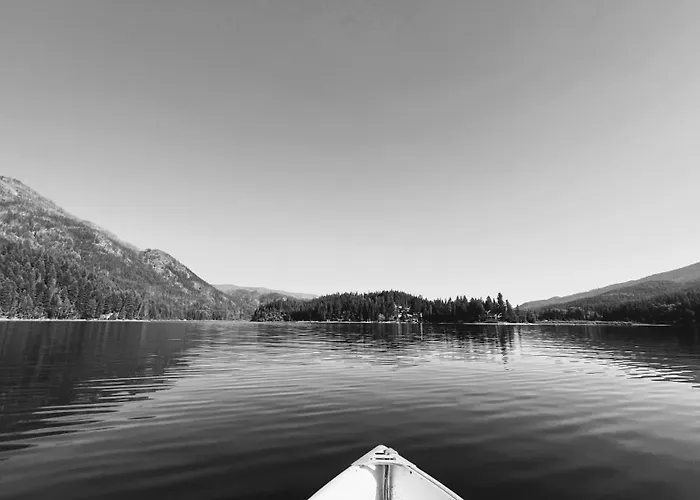 Beachfront Lake House Moyie Bc