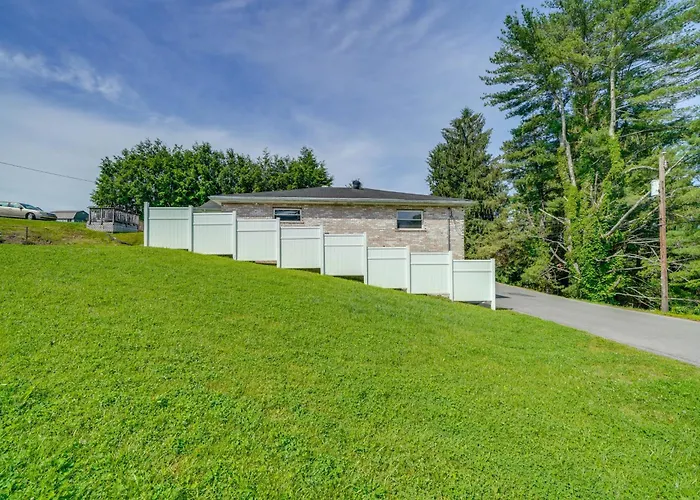 4 Mi To Off-Road Park: Beckley Area Townhome