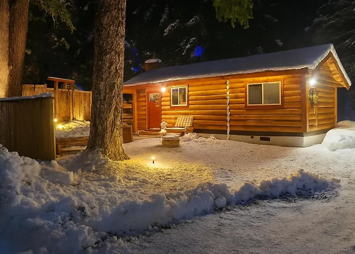 Knotty Shack- Unique Tiny Log Cabin With Hot Tub