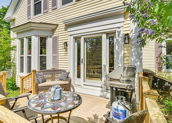 Great For Groups! Spacious Wilton Getaway W/ Deck