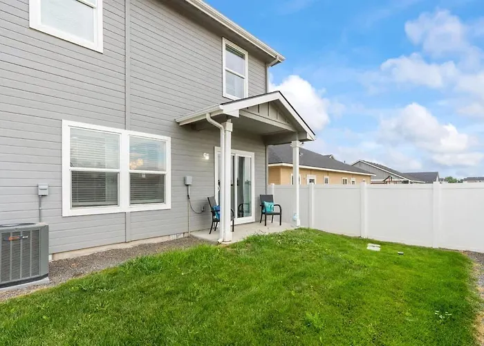 Deco Townhouse - 3 Bedroom 2 Story Private Home