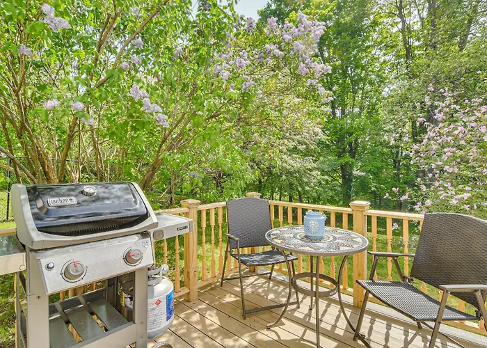 Great For Groups! Spacious Wilton Getaway W/ Deck
