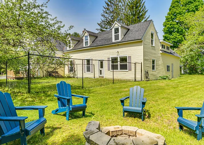 Great For Groups! Spacious Wilton Getaway W/ Deck