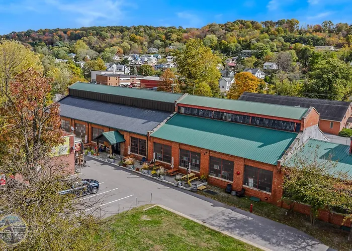 A Humble Abode -- - Pet Friendly - Fire Pit - Deck - Grill - Wood Stove - Games - Wifi - 6 Acres