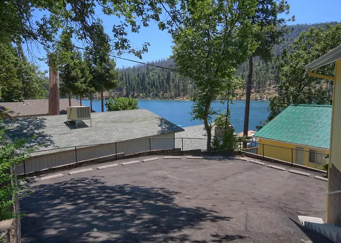 Eagles Nest At Bass Lake Near Yosemite With Boat Dock