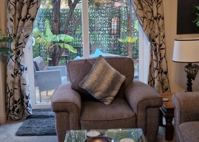 Stunning Fir Tree Corner 3 Bedroom Detached Executive House Ideal Wedding Guest Family Home With Free Drive Way Cctv Parking For 2 Vehicles Or Lwb Van M5 1 Mile Away Dogs Welcome By Prior Arrangement