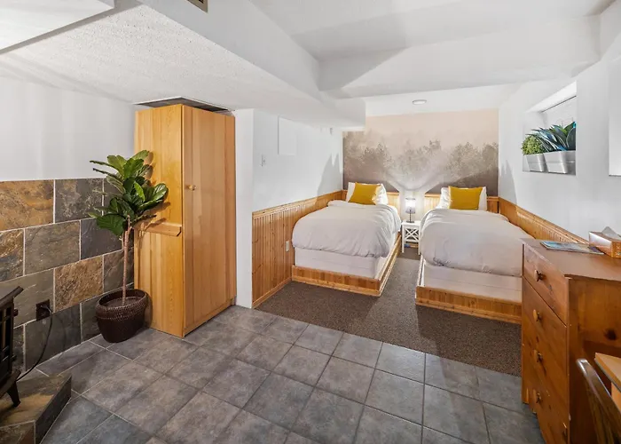 Mountain View Retreat In The Heart Of Banff - Massive House Sleeps 23