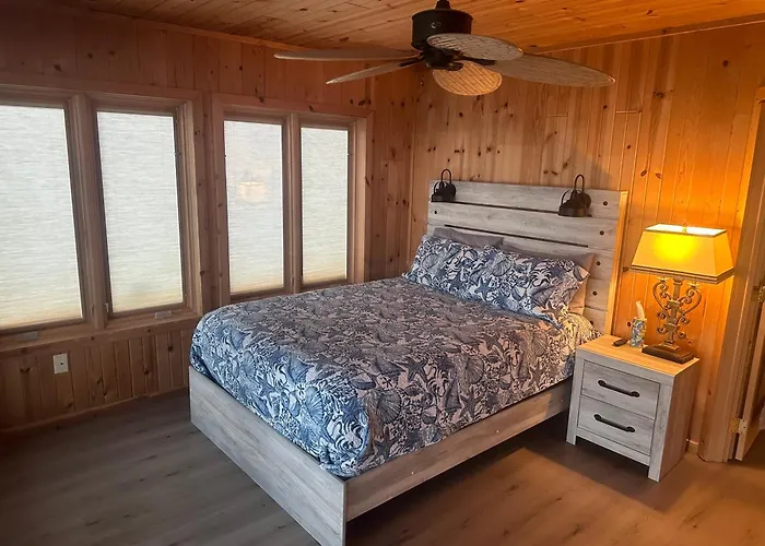 Newly Remodeled House On Cedar Lake!